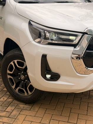 TOYOTA HILUX 2.8 D-4D TURBO DIESEL CD SRX 4X4 AUTOMÁTICO TOYOTA HILUX 2.8 D-4D TURBO DIESEL CD SRX 4X4 AUTOMÁTICO
